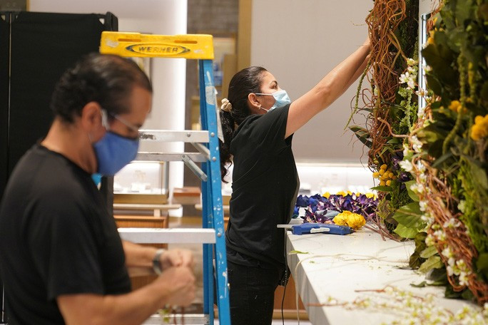 Các nhân viên trưng bày hoa tại quận Manhattan, TP New York - Mỹ hôm 24-6 Ảnh: REUTERS Các nhân viên trưng bày hoa tại quận Manhattan, TP New York - Mỹ hôm 24-6 Ảnh: REUTERS