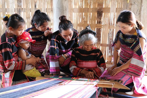 Nghệ nhân Đinh Thị Puốt, 80 tuổi, làng dệt Pơ Nang, xã Tú An, thị xã An Khê, tỉnh Gia Lai truyền dạy nghề cho thế hệ con cháu. (Ảnh: Hồng Điệp/TTXVN) Nghệ nhân Đinh Thị Puốt, 80 tuổi, làng dệt Pơ Nang, xã Tú An, thị xã An Khê, tỉnh Gia Lai truyền dạy nghề cho thế hệ con cháu. (Ảnh: Hồng Điệp/TTXVN)
