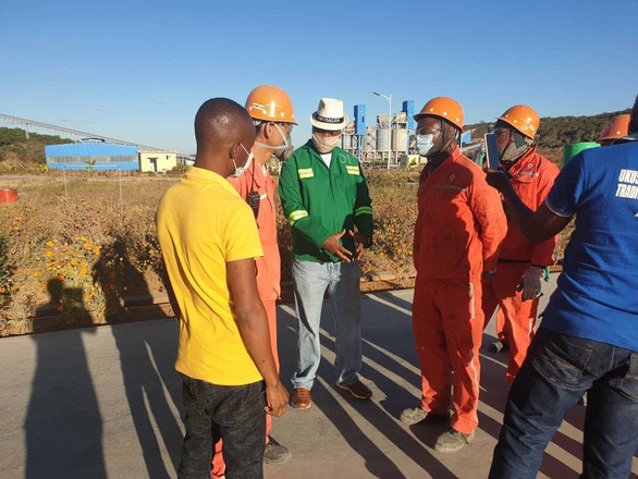 Thị trưởng Lusaka (áo xanh) đối mặt với quản lý Trung Quốc tại nhà máy ximăng và cáo buộc họ nhốt công nhân Zambia để bóc lột sức lao động - Ảnh: Facebook/Sampa  Thị trưởng Lusaka (áo xanh) đối mặt với quản lý Trung Quốc tại nhà máy ximăng và cáo buộc họ nhốt công nhân Zambia để bóc lột sức lao động - Ảnh: Facebook/Sampa