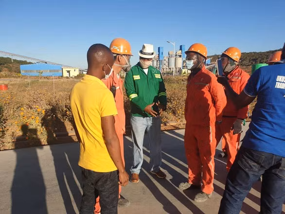  Thị trưởng Lusaka (áo xanh) đối mặt với quản lý Trung Quốc tại nhà máy ximăng và cáo buộc họ nhốt công nhân Zambia để bóc lột sức lao động - Ảnh: Facebook/Sampa