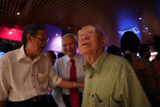 Nhà báo Trần Đình Vân và các đồng nghiệp tham quan tại Bảo tàng. Ảnh: ĐỖ TRUNG Nhà báo Trần Đình Vân và các đồng nghiệp tham quan tại Bảo tàng. Ảnh: ĐỖ TRUNG