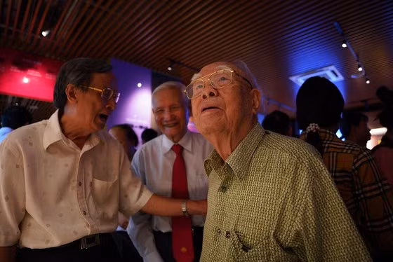 Nhà báo Trần Đình Vân và các đồng nghiệp tham quan tại Bảo tàng. Ảnh: ĐỖ TRUNG