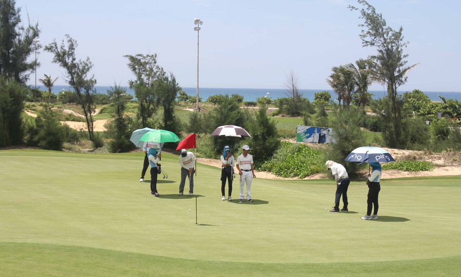 Golfer thi đấu trên sân. Ảnh: Hoành Sơn