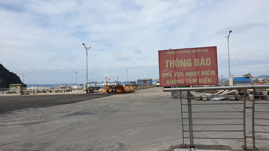Ngoài các biển cảnh cáo, chính quyền, các cơ quan chức năng liên tục nhắc nhở người dân không nên tắm ở khu vực cảng Bến Đoan. Ảnh: Nguyễn Hùng