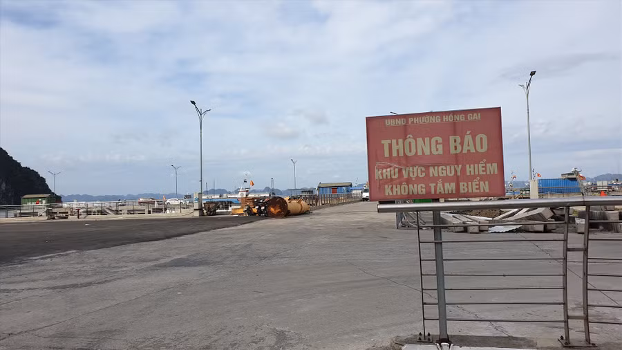 Ngoài các biển cảnh cáo, chính quyền, các cơ quan chức năng liên tục nhắc nhở người dân không nên tắm ở khu vực cảng Bến Đoan. Ảnh: Nguyễn Hùng