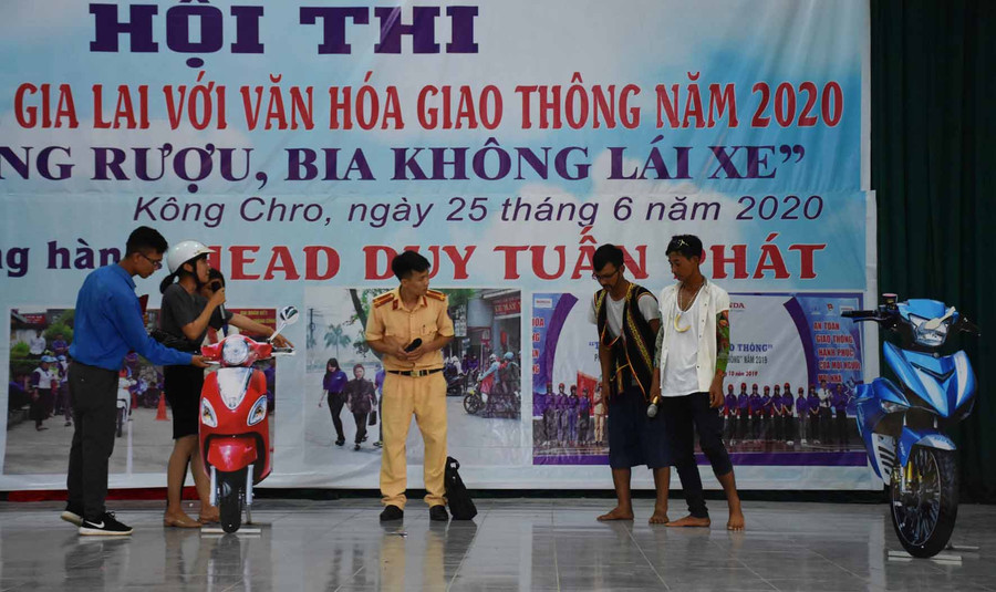 Đội Kông Chro thể hiện tiểu phẩm “Luật đến tận làng”. Ảnh: Hà Phương