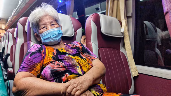 Hằng ngày lúc 22h, khi mọi người nghỉ ngơi, bà Bốn đi xe buýt đến chợ đầu mối Thủ Đức để “vào ca” - Ảnh: V.B.