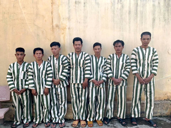 Các đối tượng phá rừng bị tạm giữ tại Công an huyện Kbang. Ảnh: L.V.N