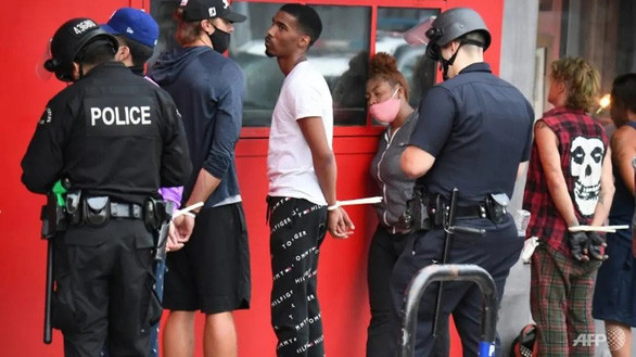 Cảnh sát bắt giữ những người biểu tình ở Hollywood, California vì vi phạm lệnh giới nghiêm - Ảnh: AFP