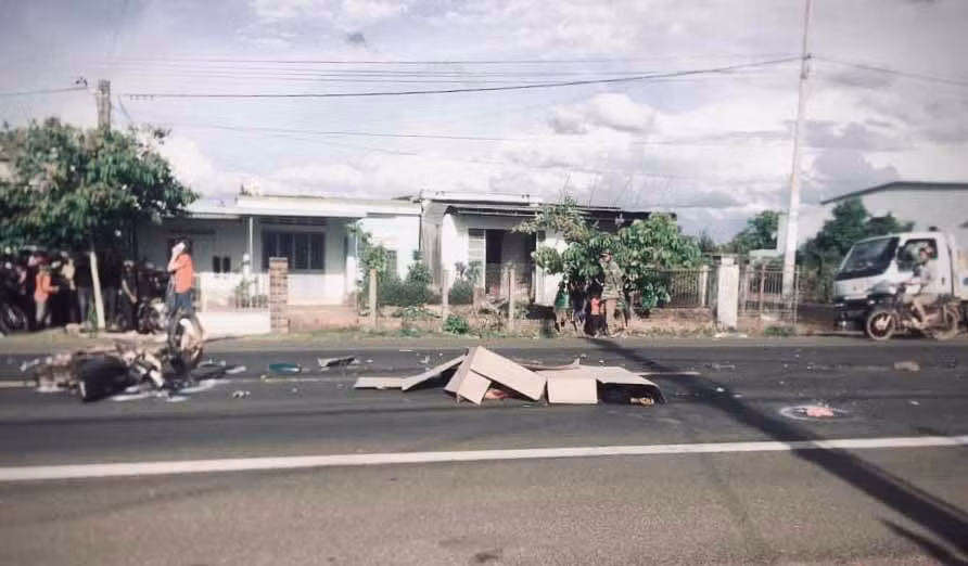 Hiện trường vụ tai nạn giao thông khiến anh Đoang chết, người bạn đi cùng xe bị thương nặng xảy ra chiều ngày 15-6 tại đường Hồ Chí Minh (đoạn qua Plei Dư, xã Ia Hrú, huyện Chư Pưh). Ảnh Lê Hòa