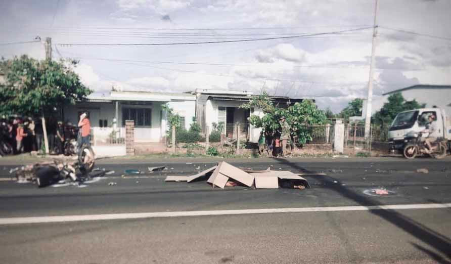 Hiện trường vụ tai nạn giao thông khiến anh Đoang chết, người bạn đi cùng xe bị thương nặng xảy ra chiều ngày 15-6 tại đường Hồ Chí Minh (đoạn qua Plei Dư, xã Ia Hrú, huyện Chư Pưh). Ảnh Lê Hòa