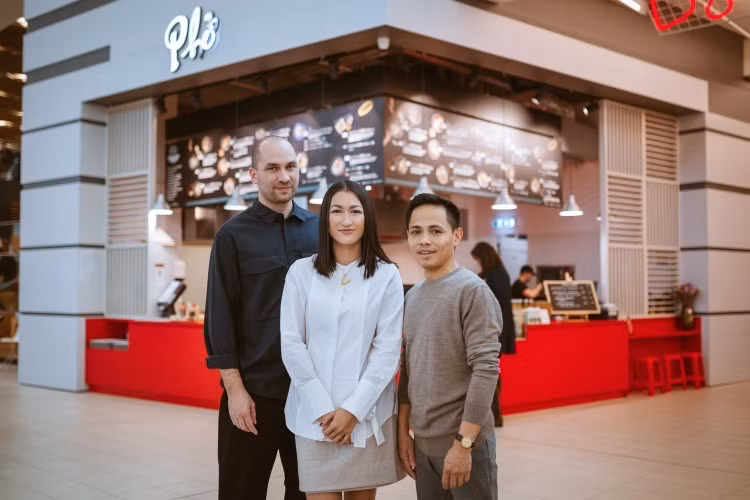 Hương cùng chồng Jozef (trái) và anh họ tại nhà hàng trong chuỗi Phở.