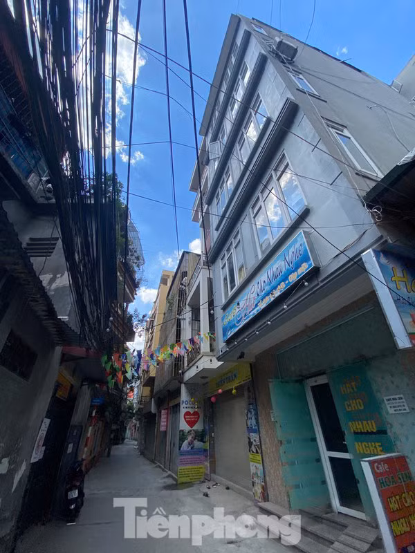 Việc xuất hiện các công trình nhà ở riêng lẻ chia nhỏ căn hộ, tự ý nâng tầng trái phép dạng các khu nhà chung cư mini trong ngõ nhỏ dẫn đến nhiều hệ lụy như vi phạm các quy định về phòng cháy chữa cháy dẫn đến nguy cơ cháy nổ cao trong cộng đồng dân cư; quá tải về hệ thống hạ tầng kỹ thuật, hạ tầng xã hội. (Ảnh chụp khu chung cư mini tại quận Thanh Xuân. Ảnh: Trọng Tài).