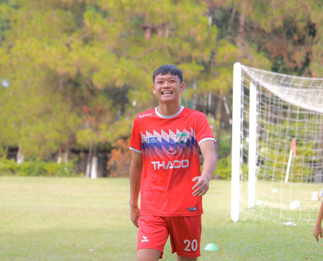 Việt Hoàng có phong cách chơi bóng rất giống người đàn anh Văn Thanh