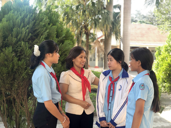 Bà Rmah H’Bé Nét-Phó Chủ tịch HĐND huyện Chư Sê trò chuyện cùng các em học sinh. Ảnh: N.T