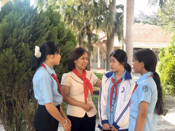 Bà Rmah H’Bé Nét-Phó Chủ tịch HĐND huyện Chư Sê trò chuyện cùng các em học sinh. Ảnh: N.T