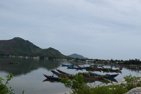  Từ bãi biển Lăng Cô, du khách có thể thong dong đạp xe thăm đầm Lập An thông với vịnh Lăng Cô
