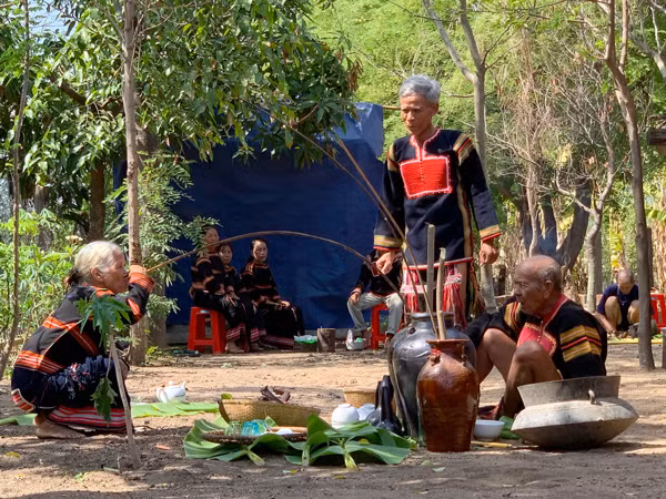 Chủ tế mời rượu chủ nhà tại lễ cúng cầu mưa. Ảnh: P.L