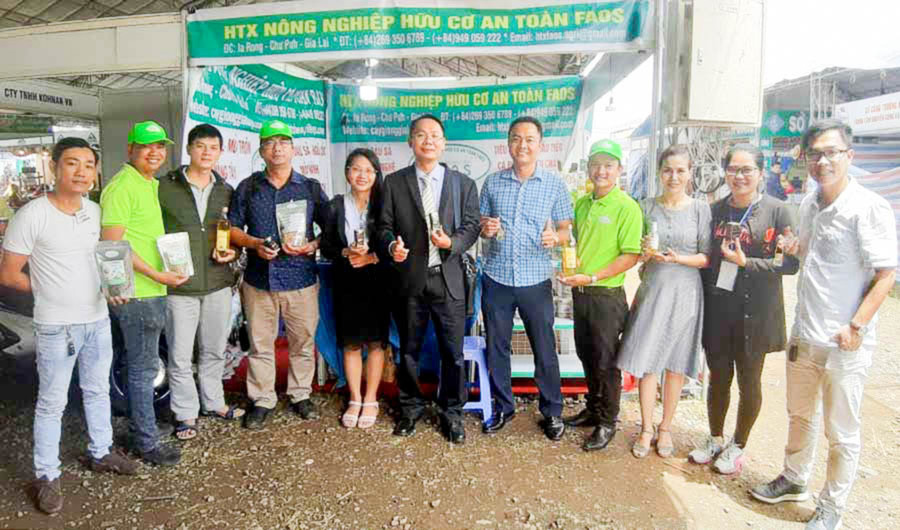 Các thành viên HTX Nông nghiệp hữu cơ an toàn FAOS tại Hội chợ triển lãm hàng công nghiệp nông thôn tiêu biểu khu vực miền Trung-Tây Nguyên năm 2019. Ảnh: T.D Các thành viên HTX Nông nghiệp hữu cơ an toàn FAOS tại Hội chợ triển lãm hàng công nghiệp nông thôn tiêu biểu khu vực miền Trung-Tây Nguyên năm 2019. Ảnh: T.D