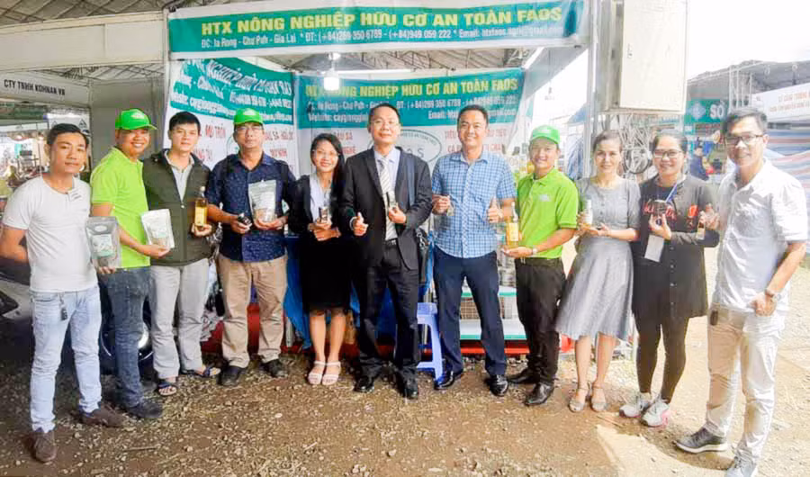  Các thành viên HTX Nông nghiệp hữu cơ an toàn FAOS tại Hội chợ triển lãm hàng công nghiệp nông thôn tiêu biểu khu vực miền Trung-Tây Nguyên năm 2019. Ảnh: T.D