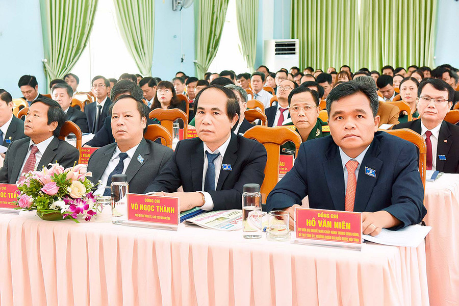 Đồng chí Hồ Văn Niên (bìa phải)-Ủy viên dự khuyết Ban Chấp hành Trung ương Đảng, Bí thư Tỉnh ủy, Trưởng đoàn đại biểu Quốc hội tỉnh Gia Lai dự và chỉ đạo Đại hội. Ảnh: Đ.T Đồng chí, Hồ Văn Niên-Ủy viên dự khuyết Ban Chấp hành Trung ương Đảng, Bí thư Tỉnh ủy, Trưởng đoàn đại biểu Quốc hội tỉnh Gia Lai dự và chỉ đạo Đại hội.