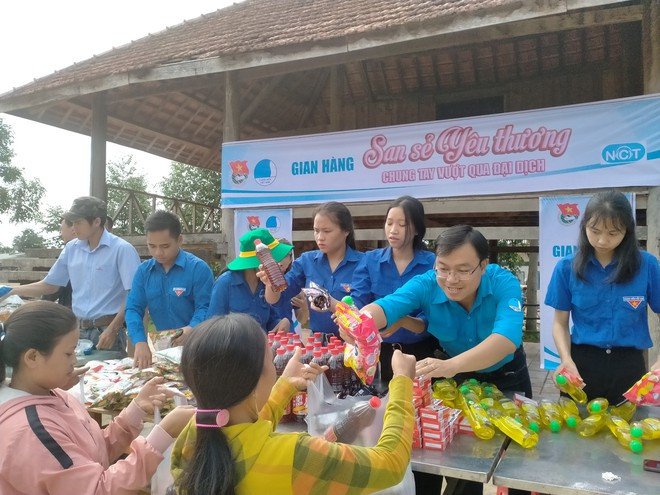 CHương trình phát 313 xuất quà cho 313 hộ dân ở 2 huyện Sa Thầy, Ngọc Hồi (Kon Tum). Ảnh: ĐỨC NHẬT