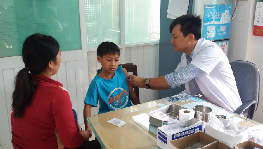 Người dân cần chủ động tiêm vắc xin Td để phòng tránh bệnh bạch hầu. Ảnh: Như Nguyện