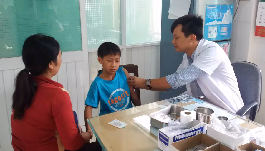 Người dân cần chủ động tiêm vắc xin Td để phòng tránh bệnh bạch hầu. Ảnh: Như Nguyện