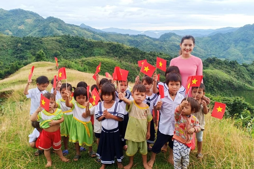 Cô giáo Trà Thị Thu và các em nhỏ vùng cao. Ảnh: NVCC