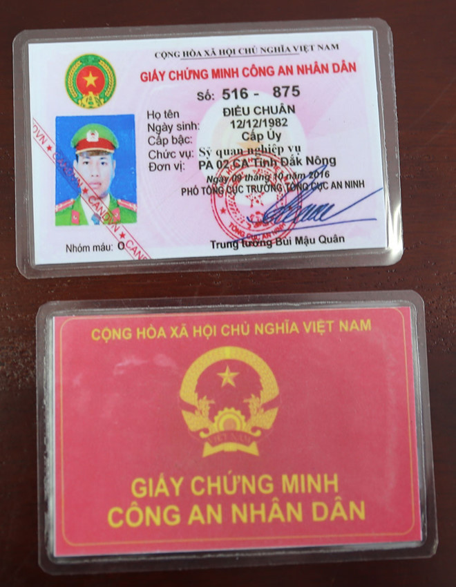 Giấy phép lái xe, Chứng minh CAND giả bị công an thu giữ - Ảnh: Phan Bá Giấy phép lái xe, Chứng minh CAND giả bị công an thu giữ - Ảnh: Phan Bá