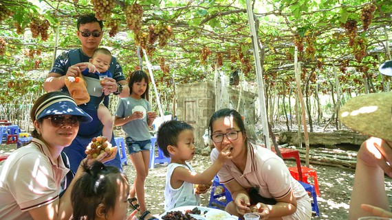 Cha mẹ không nhất thiết việc gì cũng làm thay con cái nếu như muốn để chúng lớn khôn. Ảnh: HOÀNG HÙNG Cha mẹ không nhất thiết việc gì cũng làm thay con cái nếu như muốn để chúng lớn khôn. Ảnh: HOÀNG HÙNG