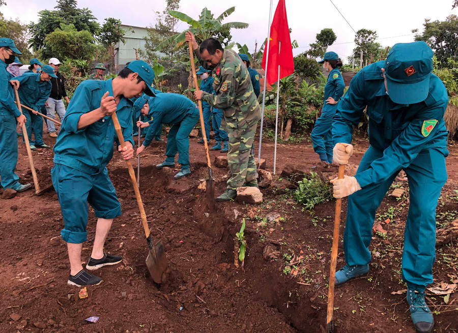 Làm mương thoát nước tại làng Nhao 2. Ảnh: Lê Nam Làm mương thoát nước tại làng Nhao 2. Ảnh: Lê Nam