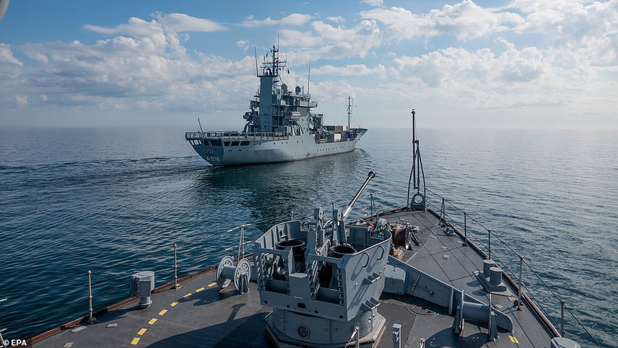  Ảnh chụp từ tàu chiến của hải quân Lithuania.