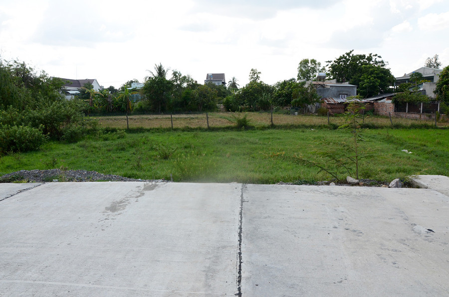 Đường Lý Thái Tổ bị gián đoạn thi công vì đám ruộng nhà bà Bình chưa được giải phóng mặt bằng. Ảnh: Đ.P Đường Lý Thái tổ bị gián đoạn thi công vì đám ruộng nhà bà Bình chưa được gỉai phóng mặt bằng. Ảnh: Đ.P