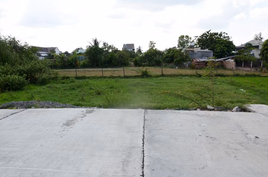 Đường Lý Thái tổ bị gián đoạn thi công vì đám ruộng nhà bà Bình chưa được gỉai phóng mặt bằng. Ảnh: Đ.P