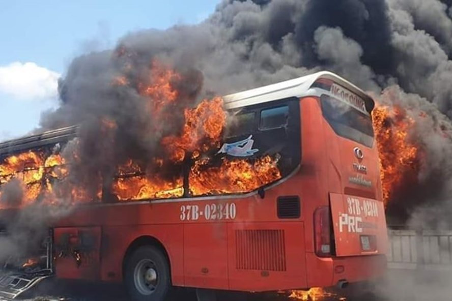Vụ cháy xe trên Quốc lộ 1A đoạn qua cầu Nguyệt Viên (xã Hoằng Quang, TP.Thanh Hóa). Ảnh: Toàn Lê