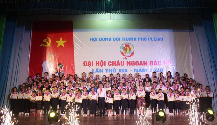 100 gương đội viên tiêu biểu được nhận giấy khen của Ban Thường vụ Thành Đoàn Pleiku. Ảnh Phan Lài