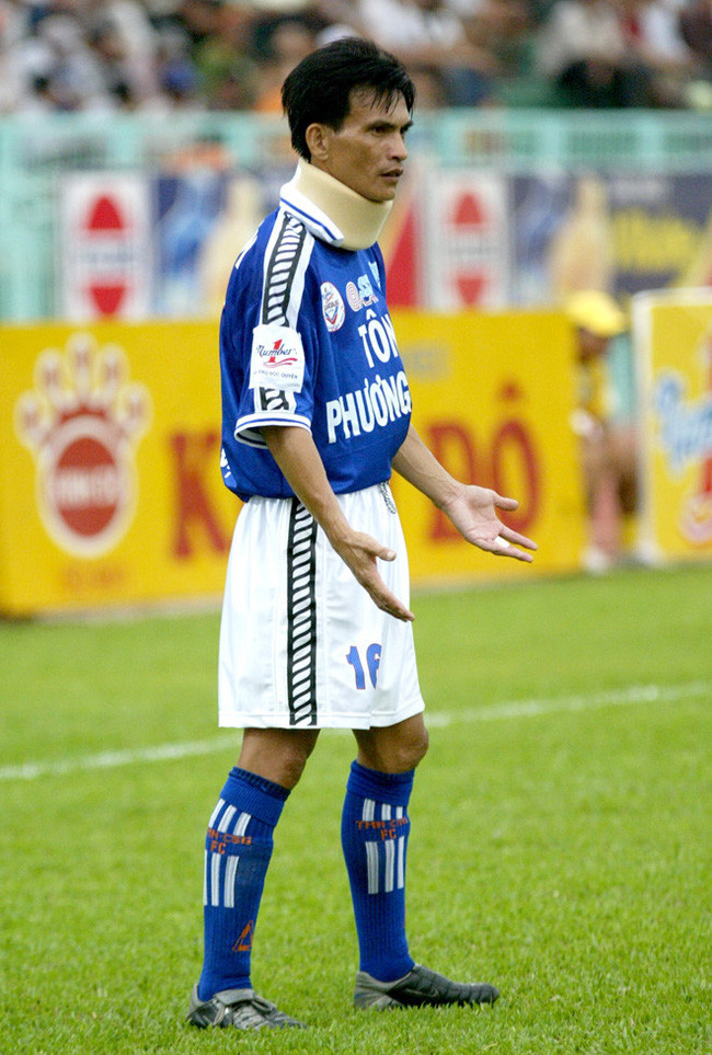 Hông Sơn bị gãy cổ nhưng vẫn gắng gượng ra sân để sát cánh bảo vệ cho màu áo TMN-CSG. Ảnh: NGỌC HẠNH.