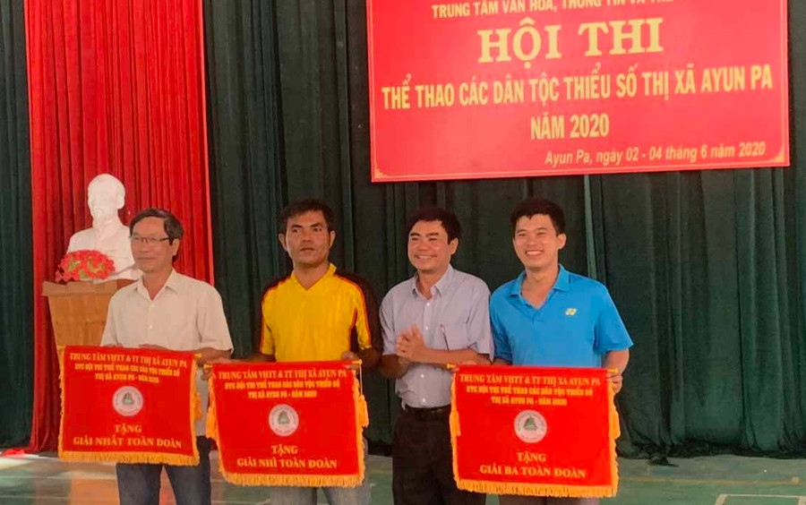 Đại diện ban tổ chức trao giải Nhất, Nhì, Ba toàn đoàn cho các xã, phường Cheo Reo, Đoàn Kết và Ia Rbol. Ảnh: Vũ Chi