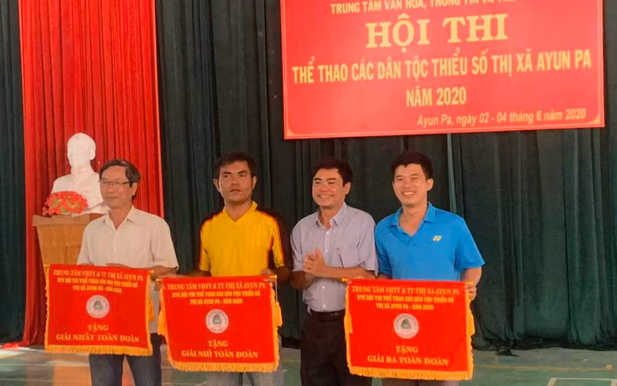 Đại diện ban tổ chức trao giải Nhất, Nhì, Ba toàn đoàn cho các xã, phường Cheo Reo, Đoàn Kết và Ia Rbol. Ảnh: Vũ Chi