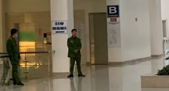 Cơ quan chức năm khám xét nơi làm việc của bà Liên ẢNH: LÂM VIÊN