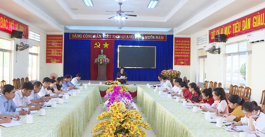 Ban Tuyên giáo Huyện ủy Krông Pa tổ chức quán triệt nội dung học tập và làm theo tư tưởng, đạo đức, phong cách Hồ Chí Minh đối với cấp ủy cơ sở. Ảnh: M.T  Ban Tuyên giáo Huyện ủy Krông Pa tổ chức quán triệt nội dung học tập và làm theo tư tưởng, đạo đức, phong cách Hồ Chí Minh đối với cấp ủy cơ sở. Ảnh: M.T