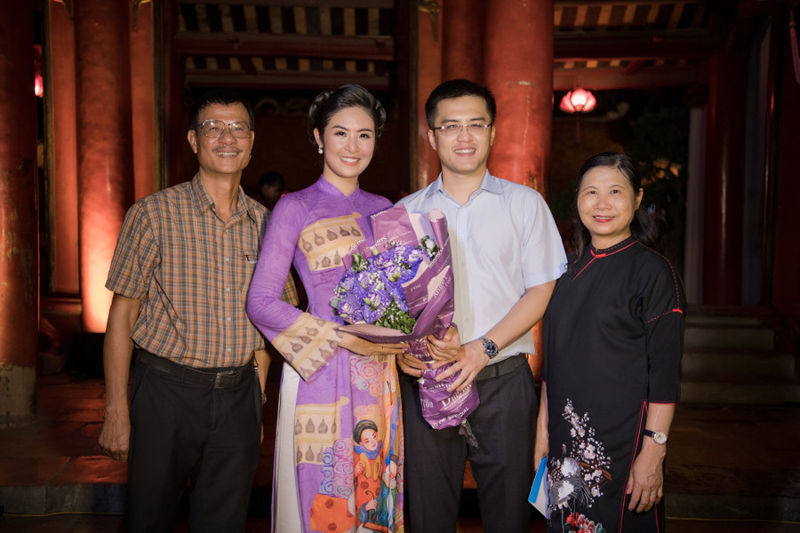 Ngọc Hân hạnh phúc khi được bố mẹ và chồng sắp cưới đến ủng hộ. Ảnh: Vũ Toàn.