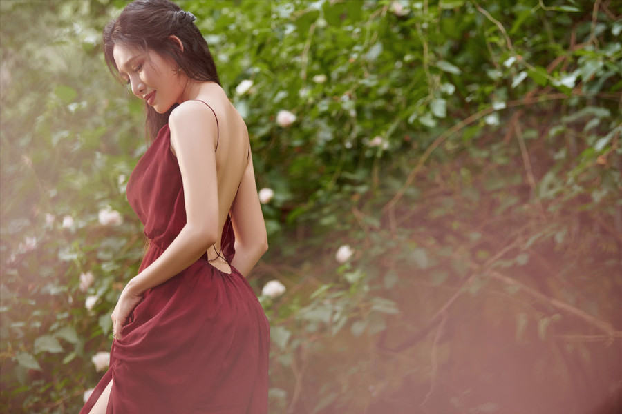 Trong tháng 9, cô sẽ tiếp tục nhận đóng phim mới do Trương Dũng làm đạo diễn. “Trước đây tôi toàn được mời vào vai hiền lành, cam chịu. Vai diễn sắp tới sẽ khác hoàn toàn. Tôi được ăn mặc đẹp hơn, thời trang hơn nhưng vẫn có chiều sâu trong tâm lý nhân vật. Tôi luôn tìm những kiểu nhân vật vừa được khán giả thương vừa ghét, có ý kiến trái chiều mới được mọi người nhớ lâu“, Văn Phượng nói. Ảnh: NSCC