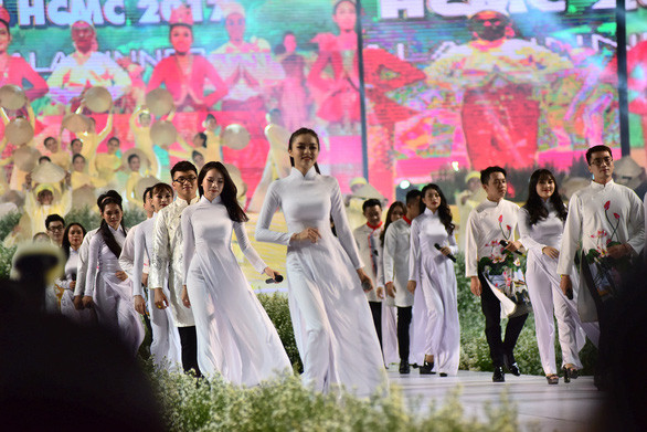  Trình diễn áo dài tại Lễ hội áo dài ở TP.HCM, tháng 3-2019 - Ảnh: DUYÊN PHAN