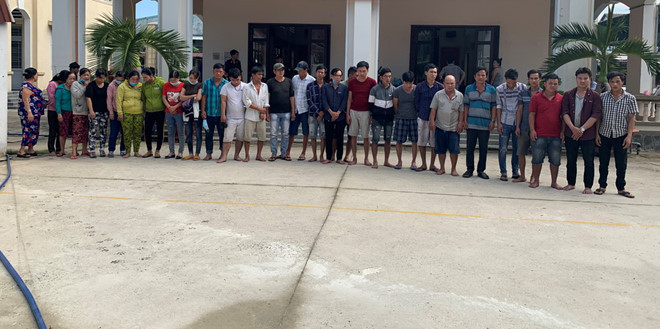  56 người liên quan đến sòng tài xỉu trong rừng cao su bị đưa về trụ sở công an điều tra - ẢNH: NGỌC HÀ