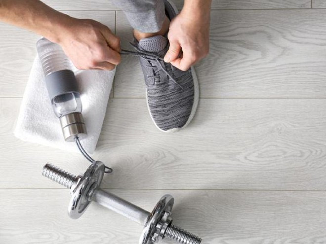 Tập các bài rèn luyện sức mạnh cơ bắp với tạ có thể giúp cải thiện triệu chứng của đau lưng hoặc Parkinson ẢNH MINH HỌA: SHUTTERSTOCK