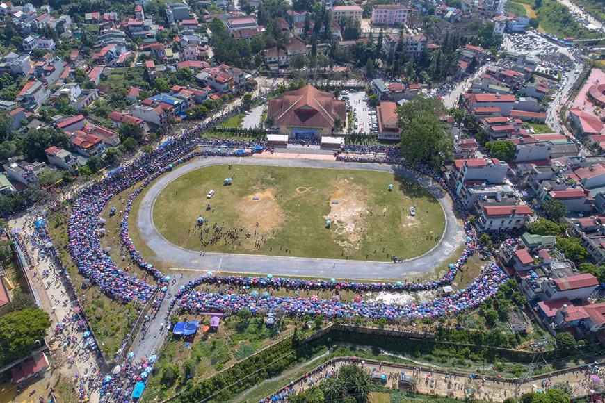 Vào mỗi dịp tổ chức giải đua ngựa truyền thống Bắc Hà, du khách từ nhiều nơi đổ về đây, phủ kín những khán đài tại sân vận động trung tâm huyện.