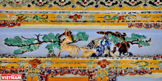 Tranh khảm sành mang chủ đề muông thú. (Ảnh: Thanh Hòa/Báo Ảnh Việt Nam) Tranh khảm sành mang chủ đề muông thú. (Ảnh: Thanh Hòa/Báo Ảnh Việt Nam)