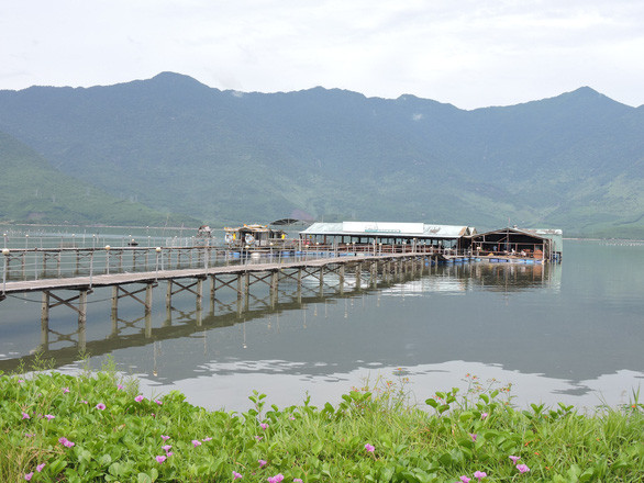 Hiện nay tại Lăng Cô các quán ăn, nhà hàng nổi đã mọc lên nhiều